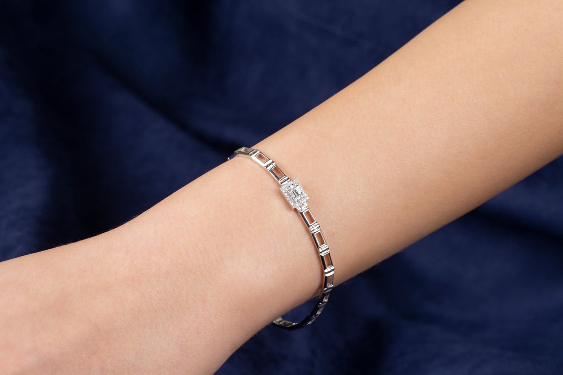 Measuring Wrist for Bracelets - Leon Diamond 