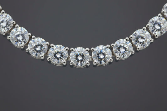 Detailed close-up of a tennis chain showing individual links, prongs, and diamonds, emphasizing craftsmanship, symmetry, and flexibility.