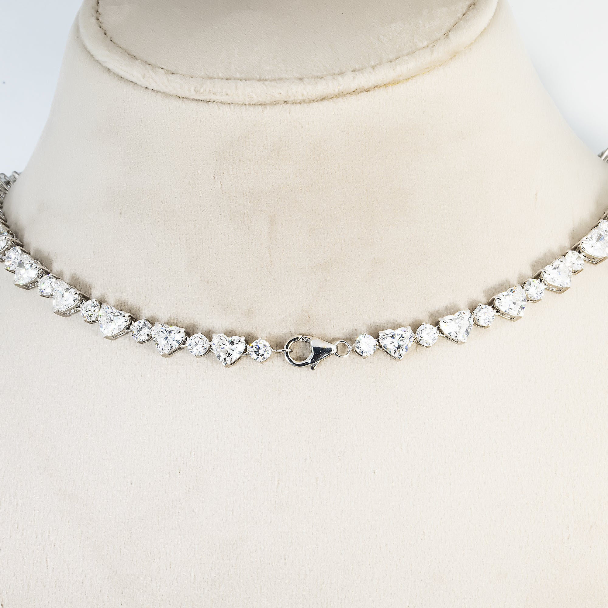 Igi 14K White Gold Graduated Heart & Round Cut Diamond Necklace 61.30Ct Necklace