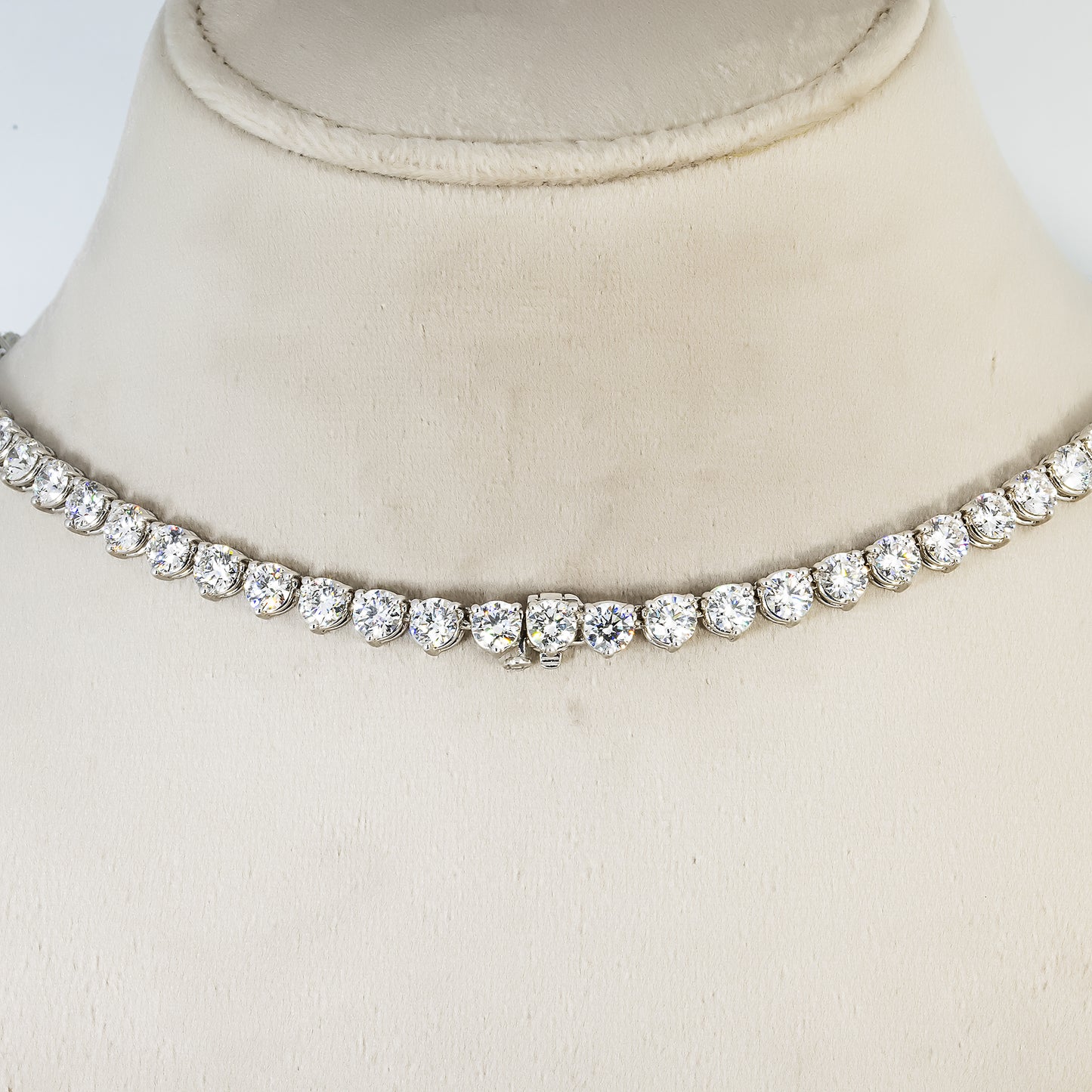 18K White Gold Graduated Round Diamond Tennis Chain 84.70ct