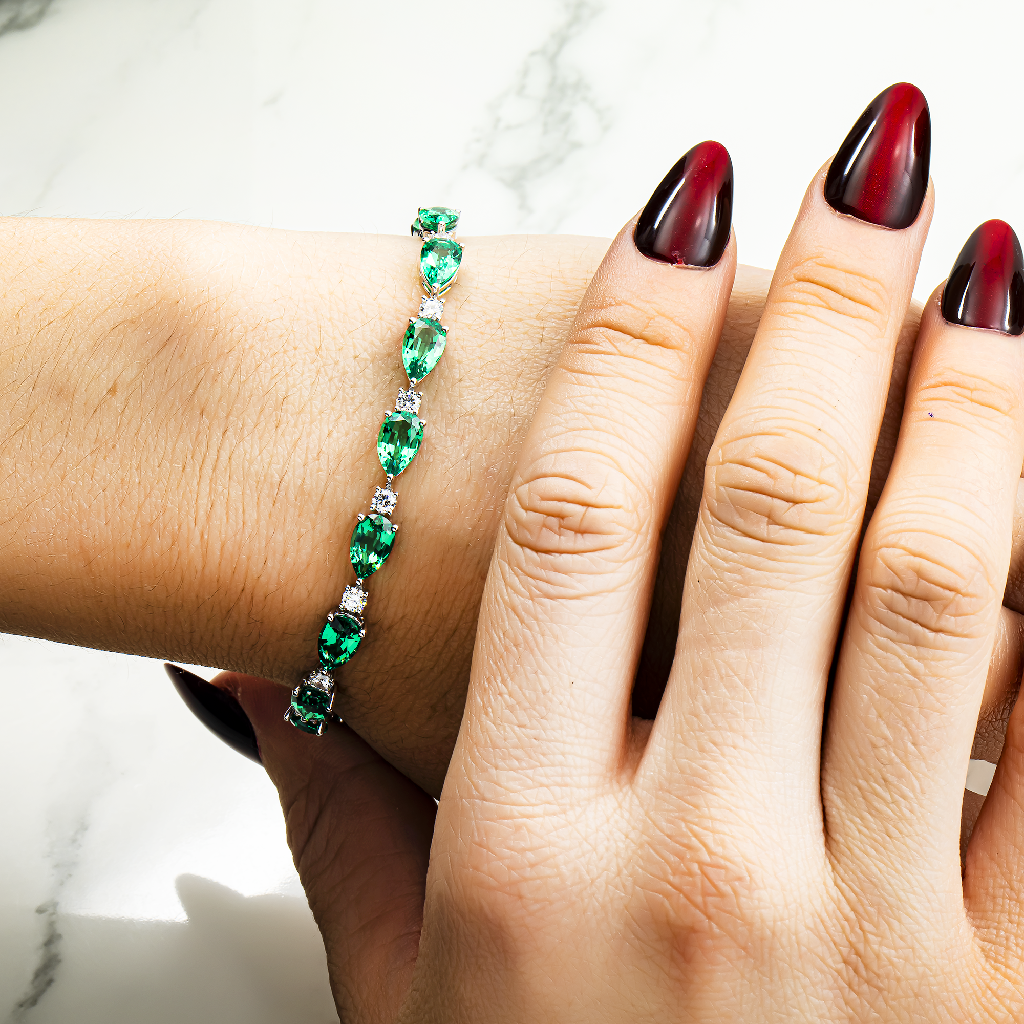 White Gold Pear Cut Emerald & Round Diamond Bracelet 14.0ct