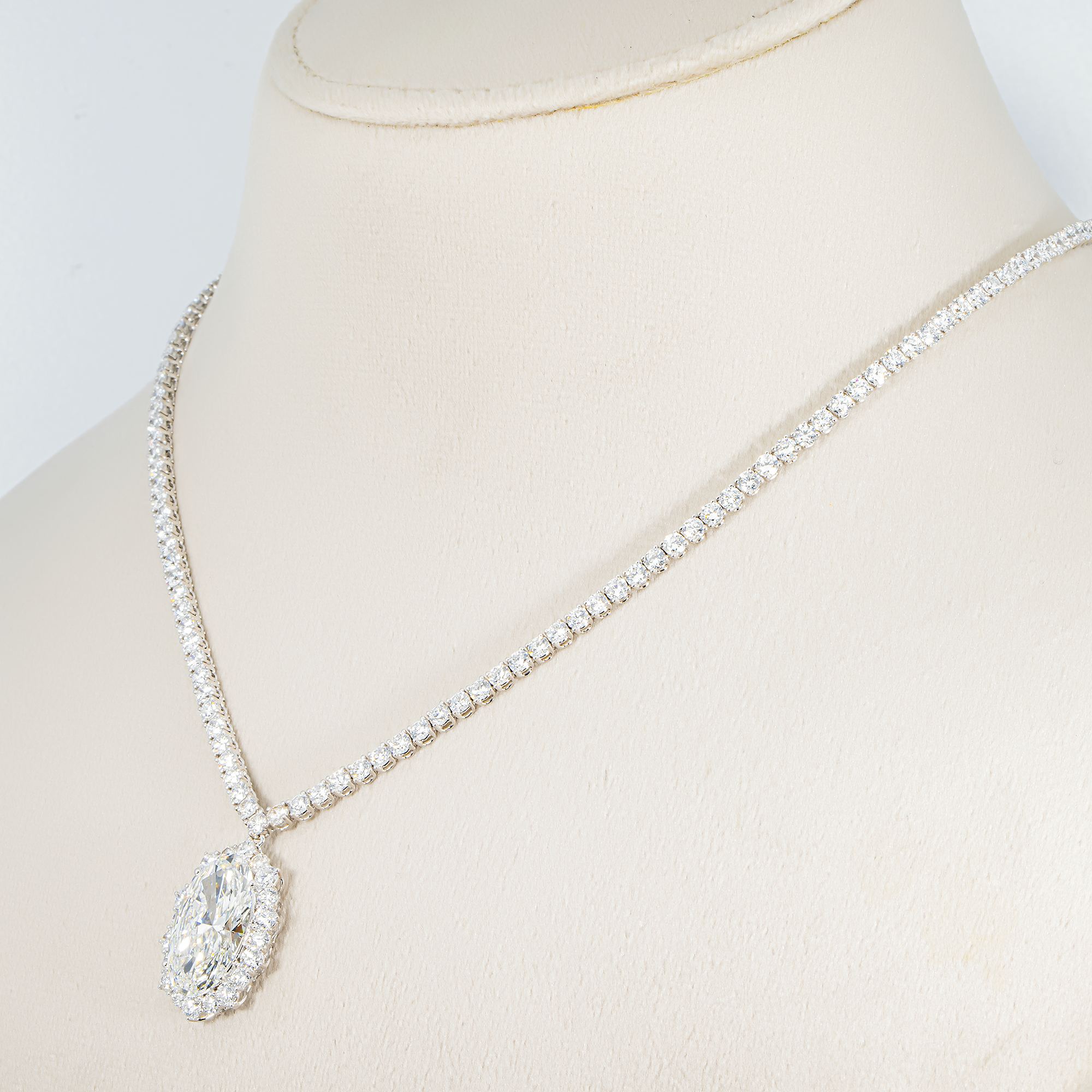 IGI 18K White Gold Oval Cut Diamond Necklace 19.8ct