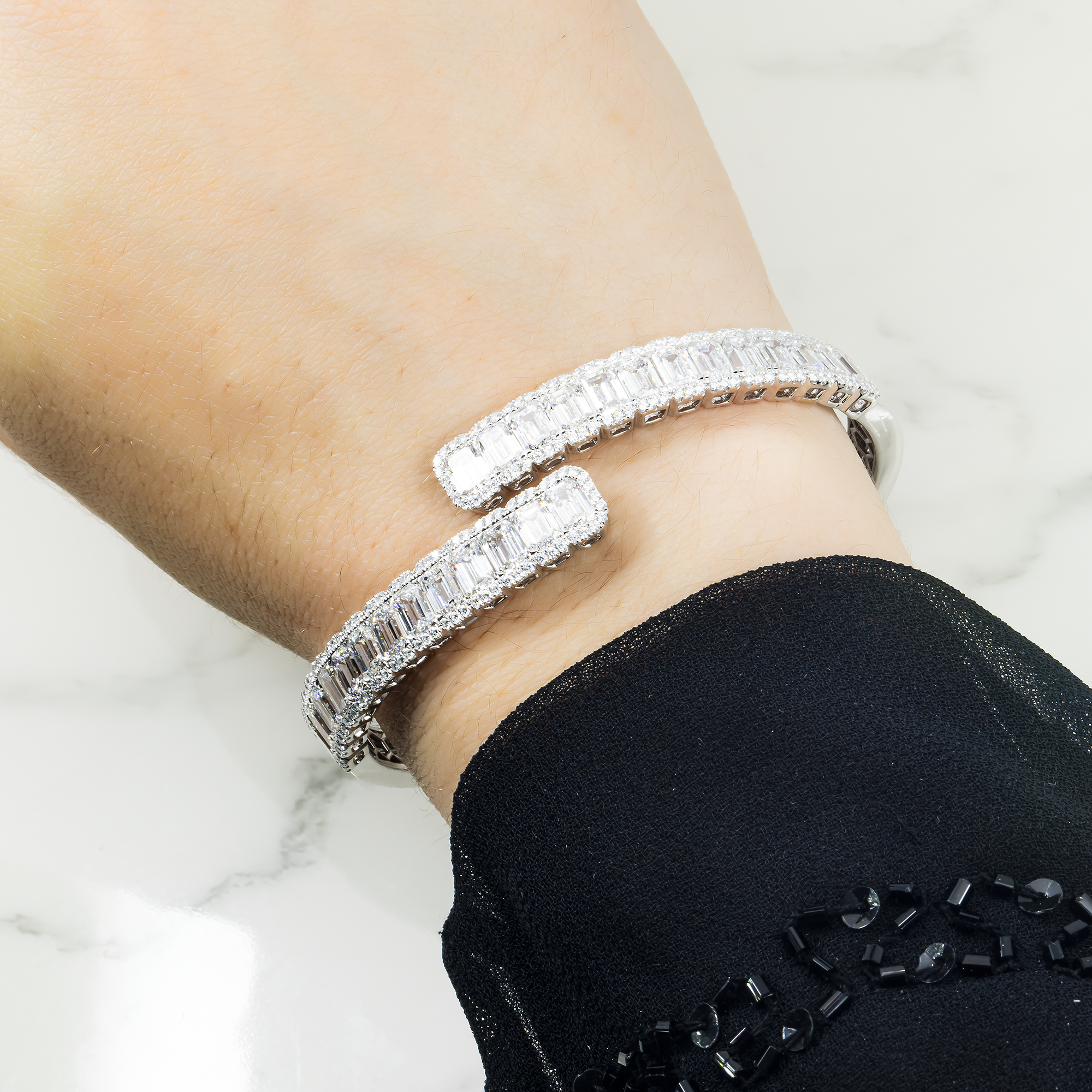 18K White Gold Emerald & Round Diamond Wrap Bangle Bracelet 11.61Ct Bracelets