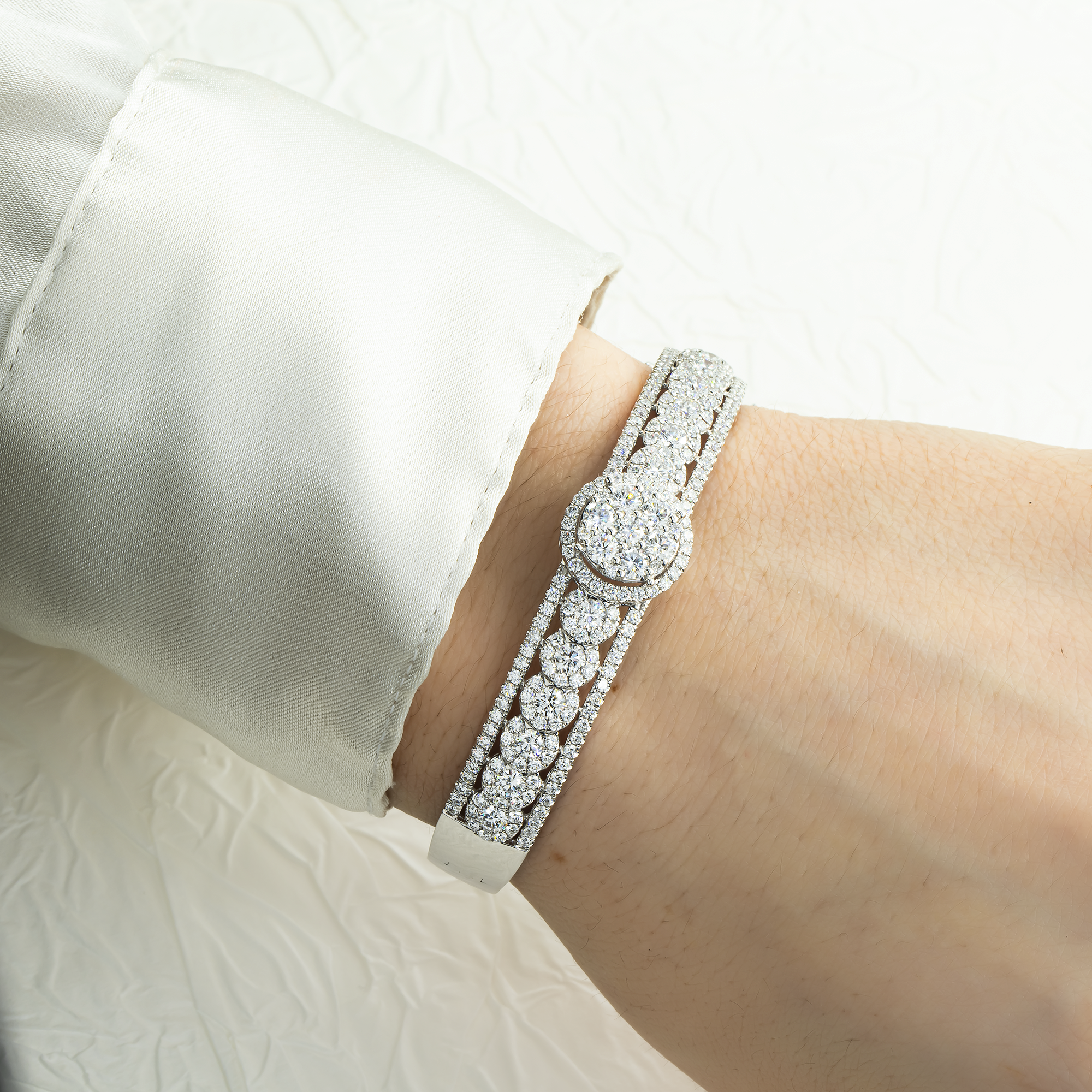 White Gold Detailed Round Diamond Bangle Bracelet 4.70ct