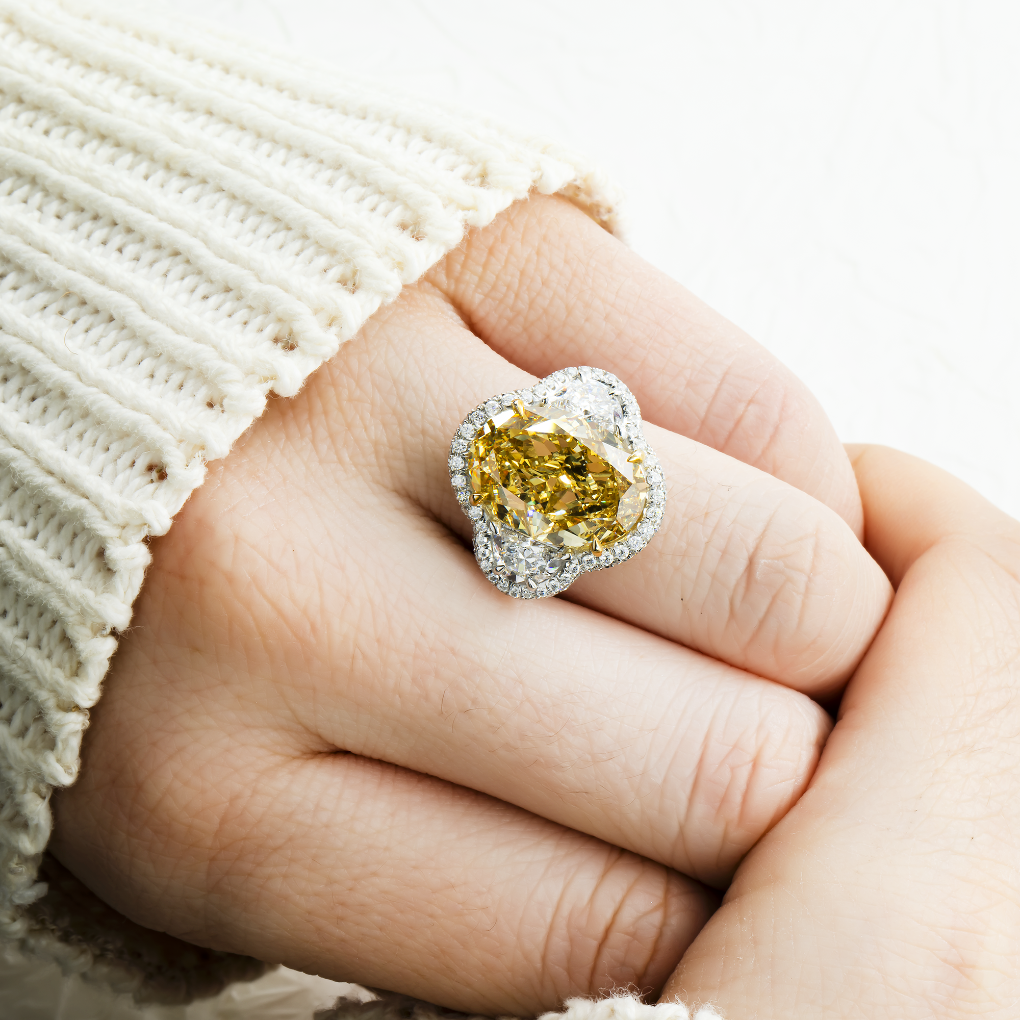 Luxury Platinum 11.25ct Oval Cut Fancy Yellow Diamond Ring 12.85ctw (2025)