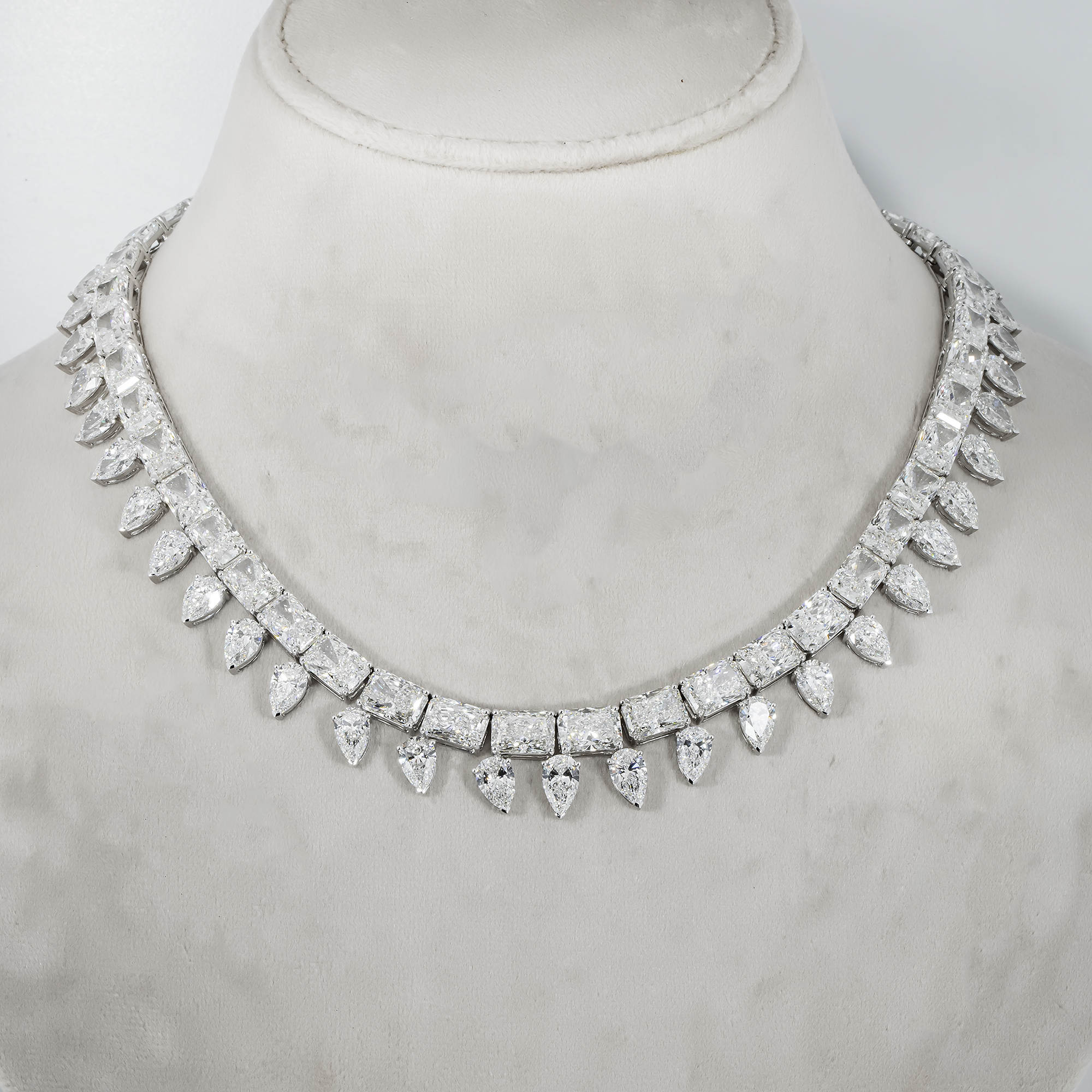18K White Gold Radiant & Pear Cut Diamond Necklace 118Ct Chains
