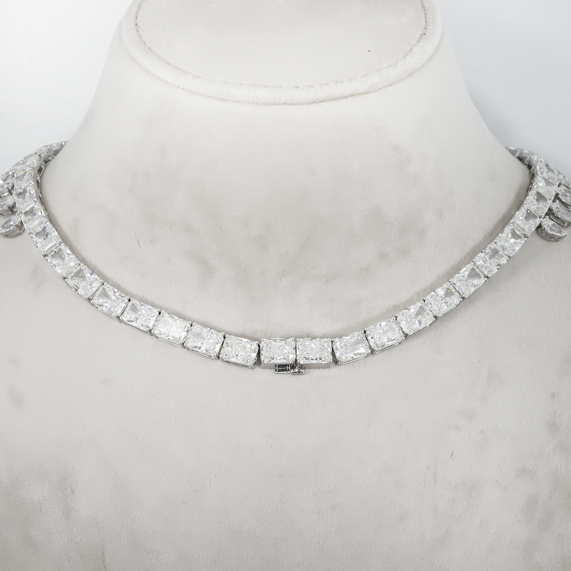 18K White Gold Radiant & Pear Cut Diamond Necklace 118Ct Chains