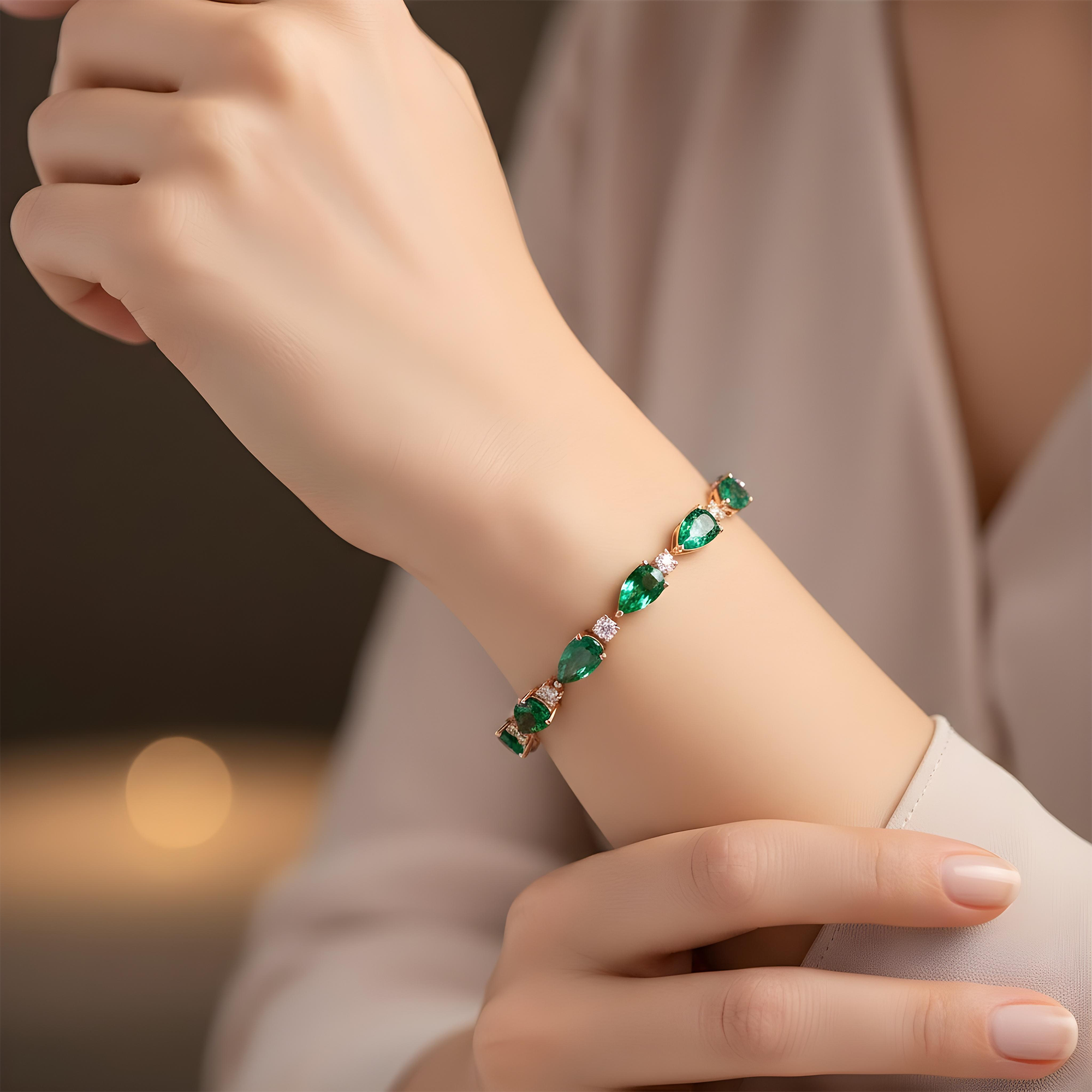 White Gold Pear Cut Emerald & Round Diamond Bracelet 14.0ct