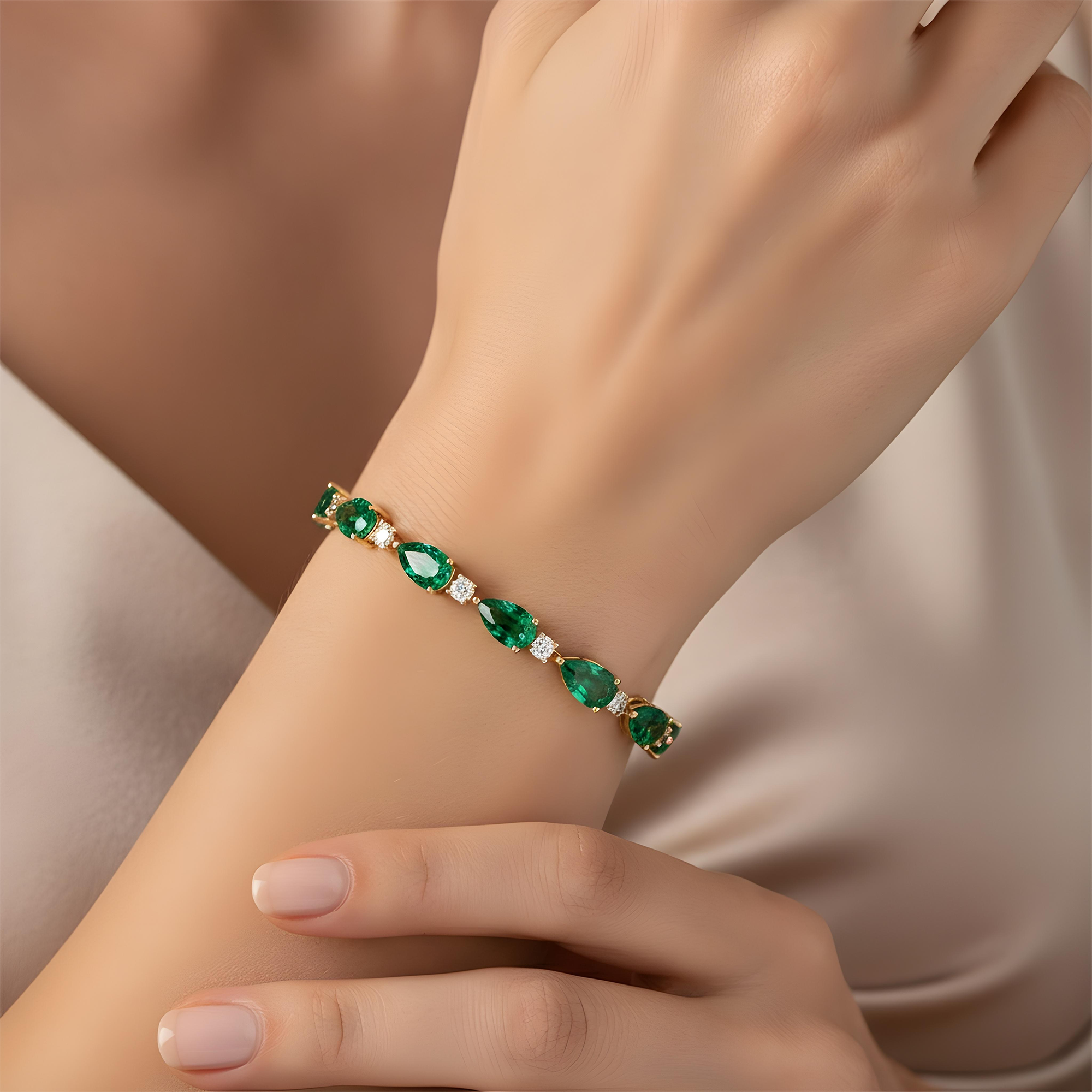 White Gold Pear Cut Emerald & Round Diamond Bracelet 14.0ct